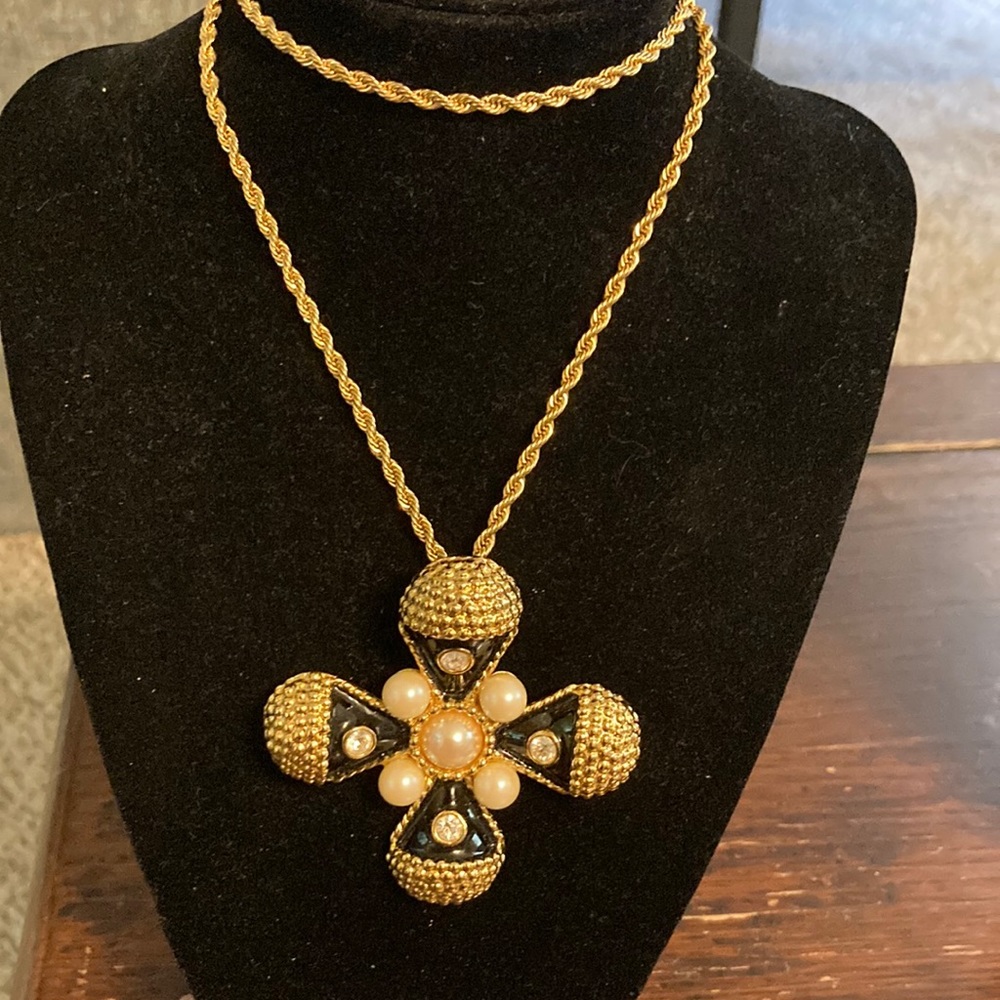 Premier design gold brooch / pendant